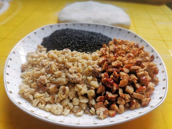 黑芝麻红枣核桃老面馒头