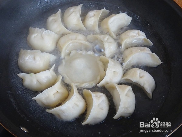 如何制作外筋里嫩的角瓜鸡蛋水煎饺