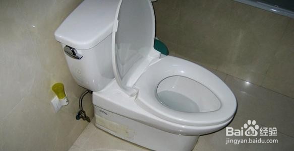 卫生间怎样装马桶底部