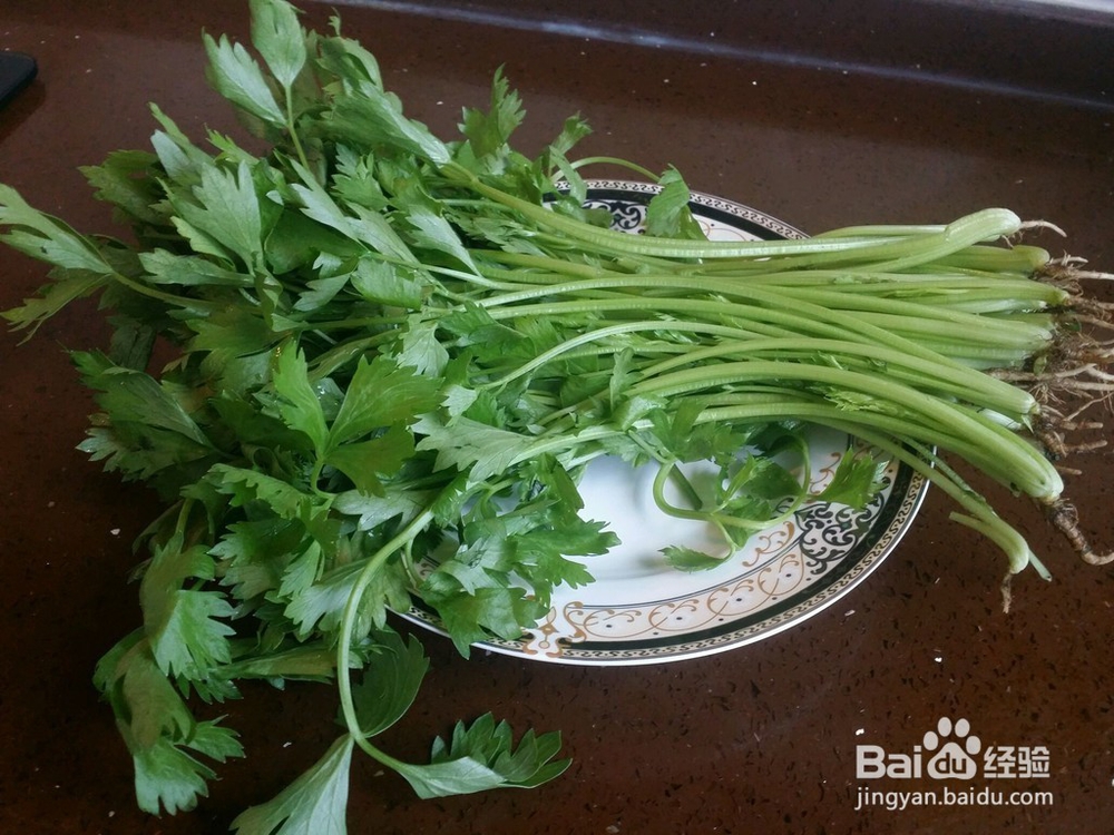 茶树菇拌山芹的做法