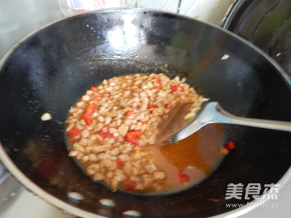 酱黄瓜肉丁拌荞麦面