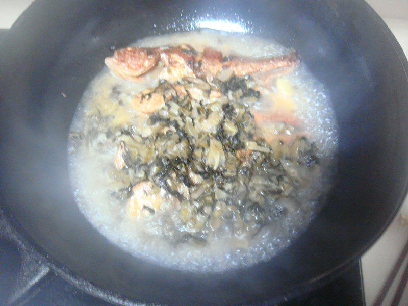 酸菜剁椒小黄鱼的做法，妈妈们快收！