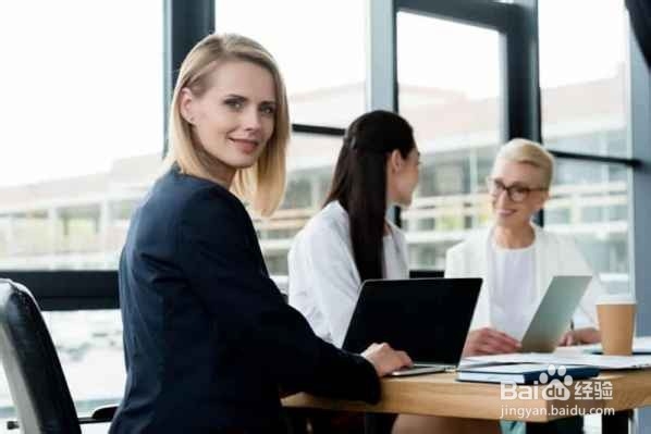 印花裙怎么搭配