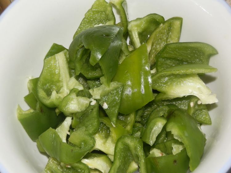 辣子鸡丁还不会做？小编来教教你