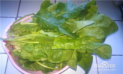 如何做出美味的香酥花生米拌菠菜