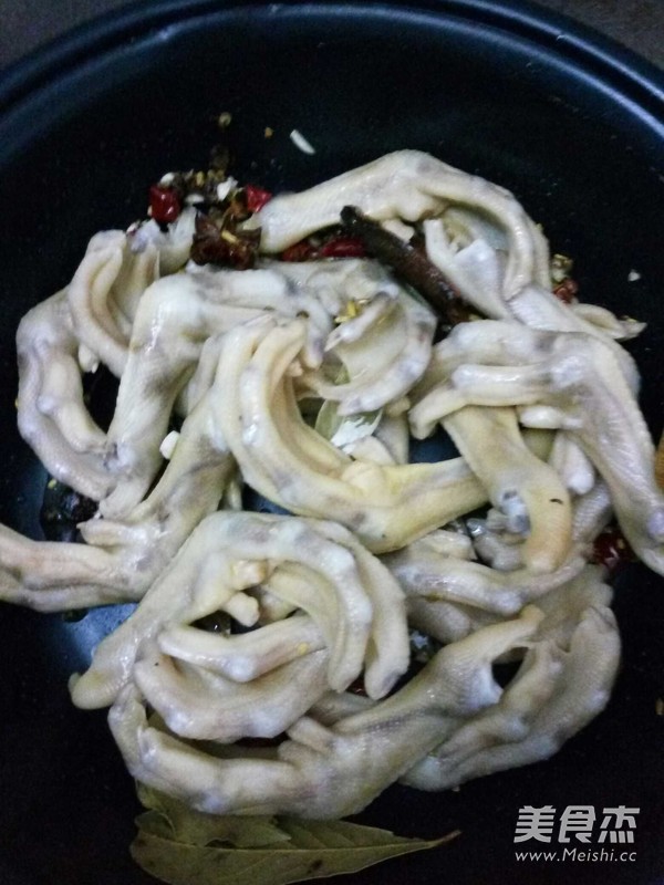 焖卤鸭掌的做法