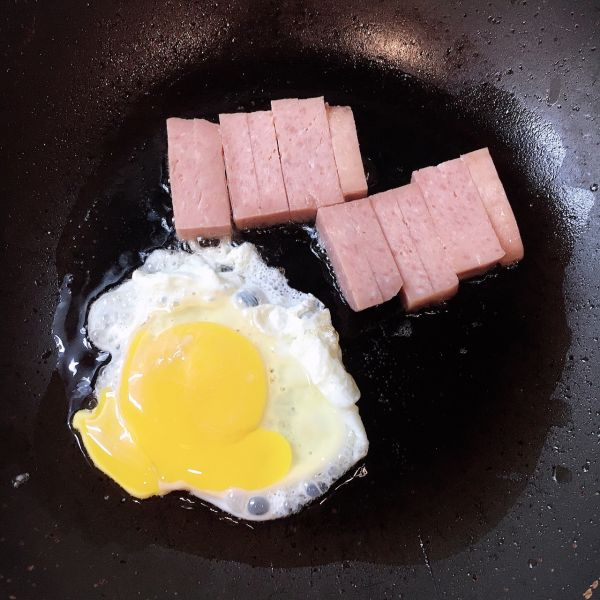 午餐肉鸡蛋意面