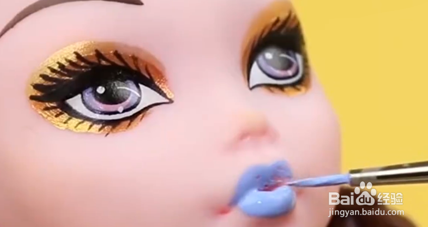 如何给自家的芭比娃娃上妆