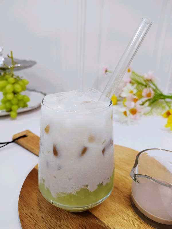 青提炼乳牛奶饮品