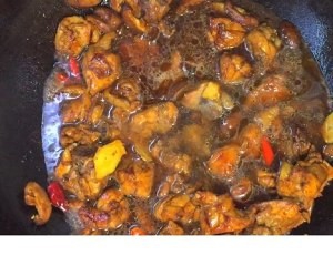 餐厅的黄焖鸡米饭