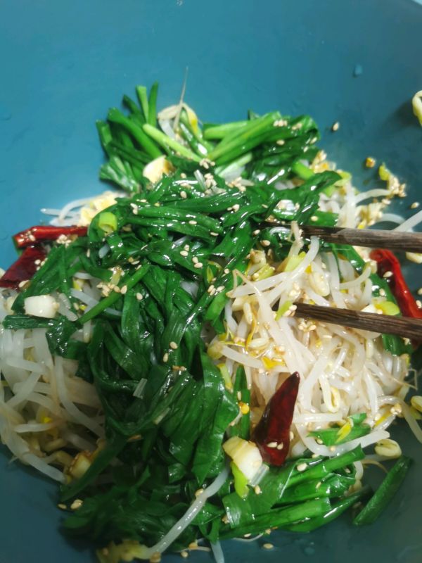 凉拌绿豆芽韭菜