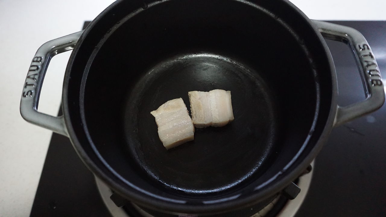 看着都让人流口水的青豆玉米焖红烧肉你会做吗？