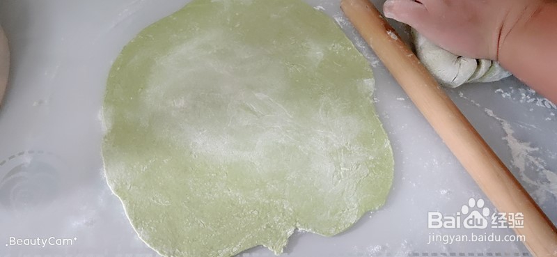 菠菜饺子皮和猪肉韭菜馅的饺子做法