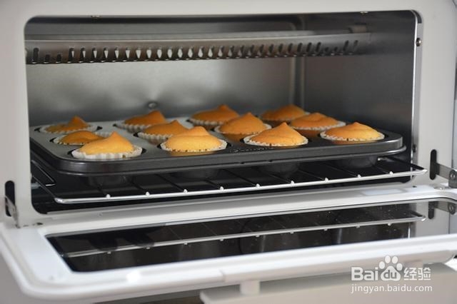 松软蓬松可妮兔纸杯蛋糕