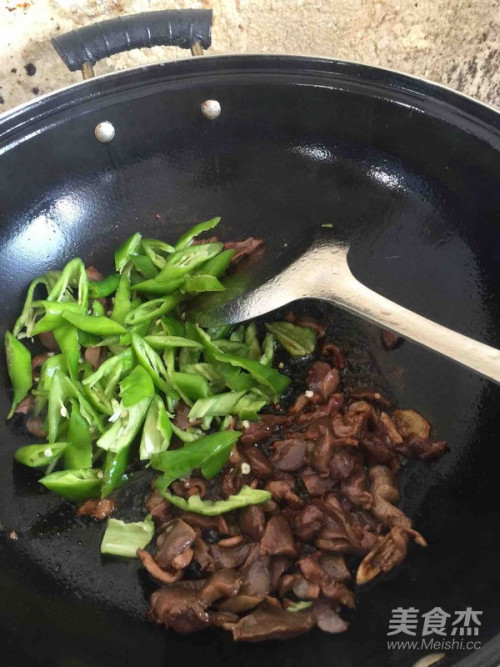 辣椒炒鸡胗的做法(辣椒炒鸡胗的做法窍门)