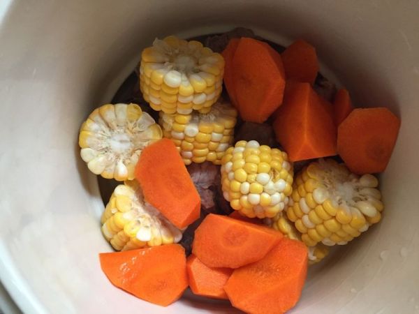 玉米萝卜炖排骨