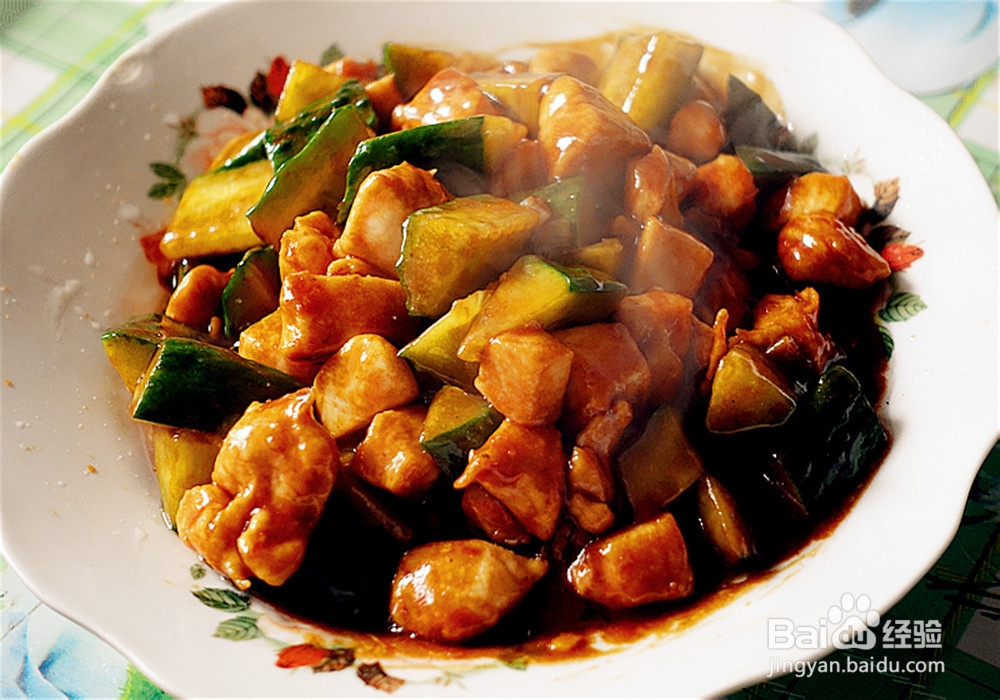 如何制作酱香浓郁的酱爆鸡丁