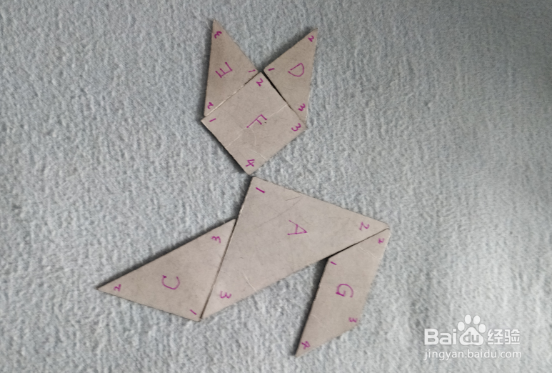 用七巧板怎样拼一只向前跑的狐狸？