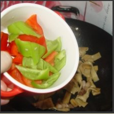 巧花心思让孩子爱上豆腐皮——彩椒炒豆腐皮结