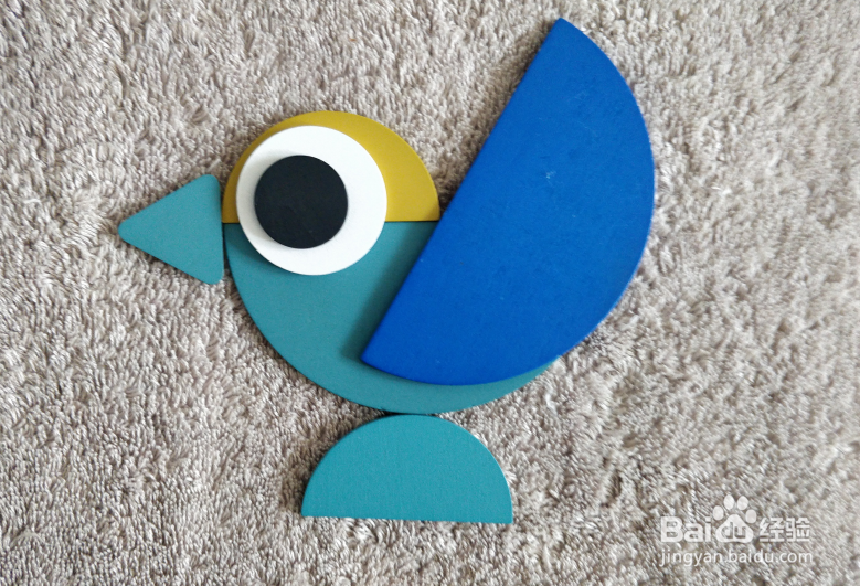 用蒙氏积木怎样拼一只站着拍翅的小鸟？