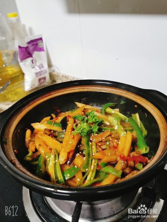 敲鸡好吃的砂锅油焖茄子~