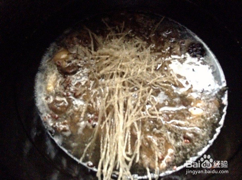 松蛾炖鸡的做法