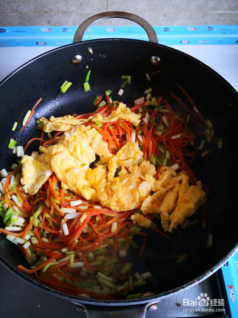 制作美味的胡萝卜丝炒鸡蛋