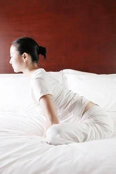 女性产后多做瑜珈动作，益于体型的恢复