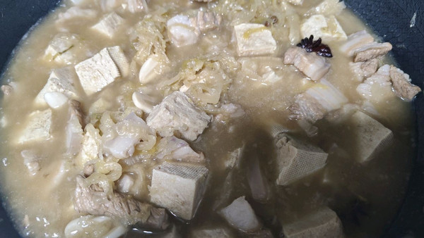 猪肉酸菜炖冻豆腐