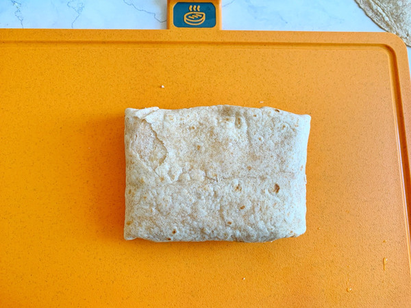 芝士泡菜火腿蛋卷饼和芒果酸奶