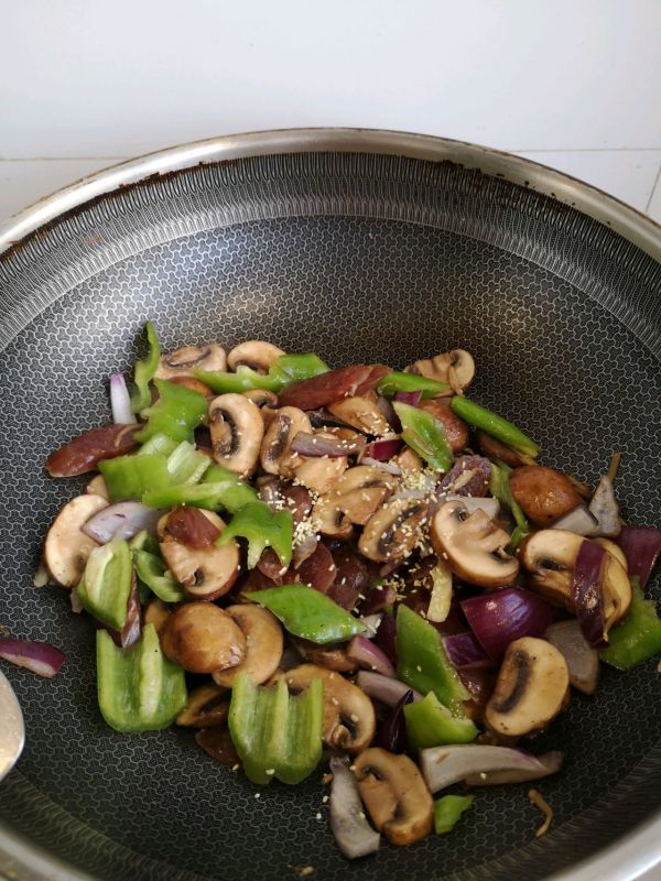 腊肠炒蘑菇青椒
