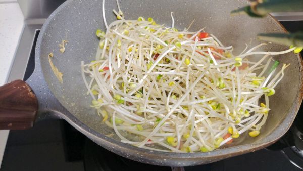 韮菜鸡蛋豆芽炒粉条