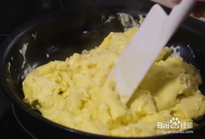 在酥皮点心上做炒鸡蛋