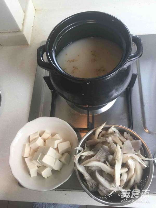 鲫鱼豆腐菌类汤