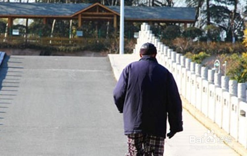 家中老人有些老年痴呆怎么办