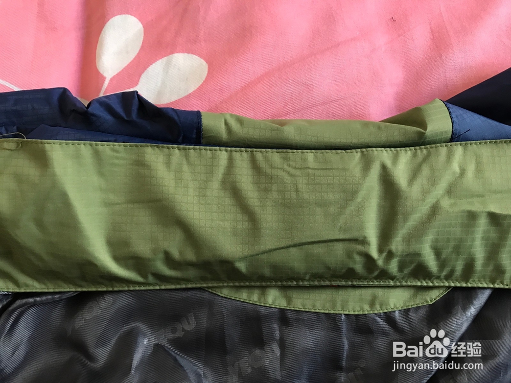 冲锋衣内置式帽子的收纳方法