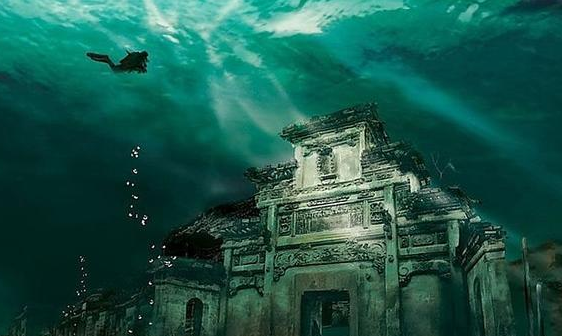 盗墓笔记大结局霍老太和闷油瓶是怎么进去张家古楼的，天真和胖子去救他们的时候，青铜门不是关的好好的吗