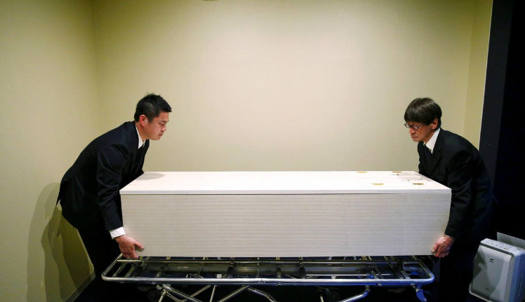 火葬场给死者换下的衣服怎么处理