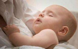 新生儿溢奶是什么原因，婴儿溢奶与什么有关？