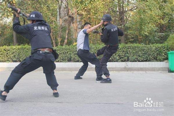 面对带有凶器的歹徒的时候应该怎么办