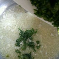 宝宝简单的鸡肉青菜小米粥