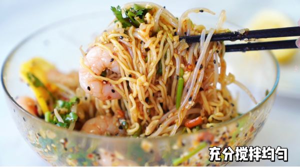 雪碧虾仁凉拌方便面