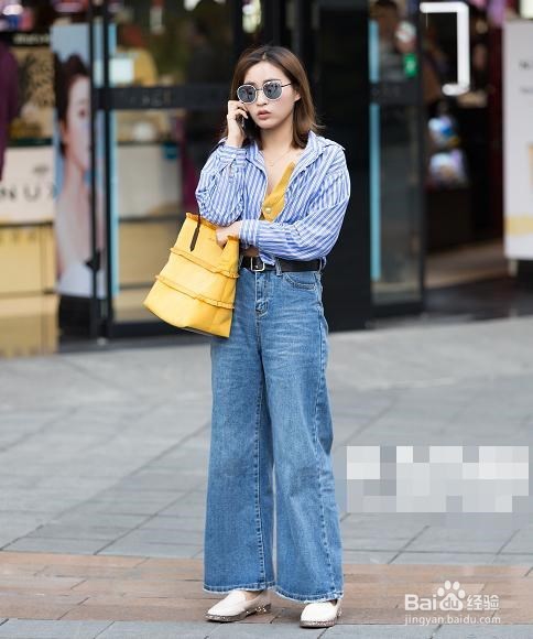 宽松版牛仔裤应该如何搭配衣服