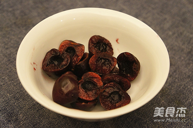 炸布里奶酪配香料樱桃