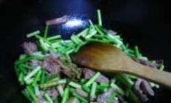 豆豉蒜苔炒午餐肉的做法