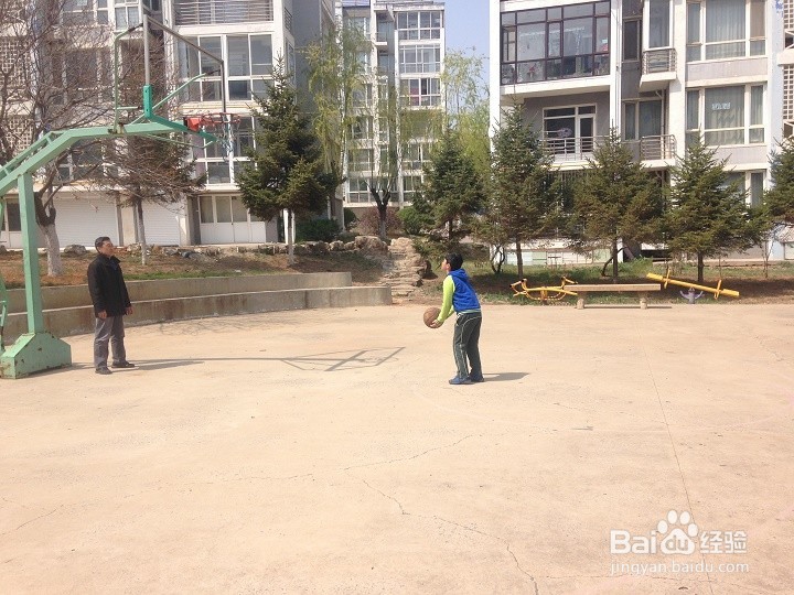 孩子玩篮球要学会双手捧篮球不能用脚踢篮球