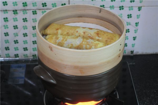 玉米渣花生粥胡萝卜鸡蛋卷