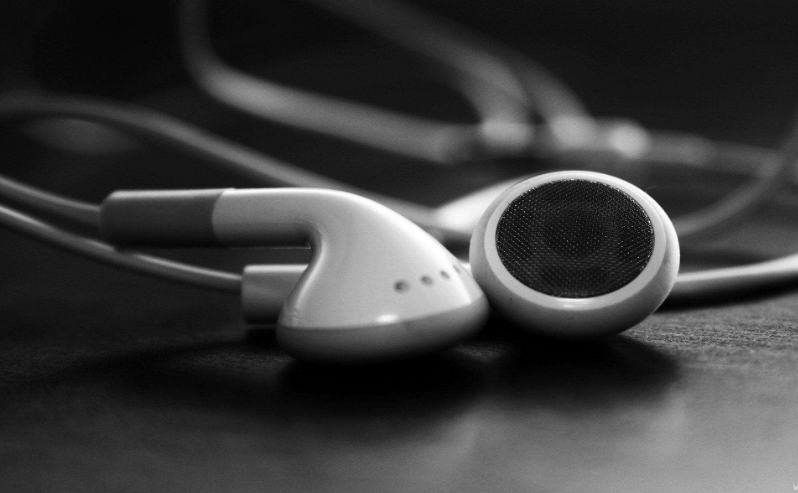 苹果手机插上耳机有杂音