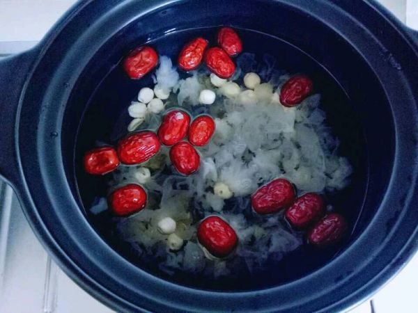 冰糖红枣银耳雪梨汤