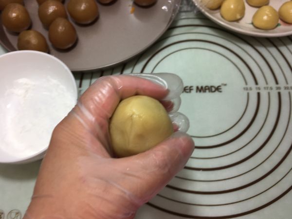 莲蓉咸蛋黄月饼